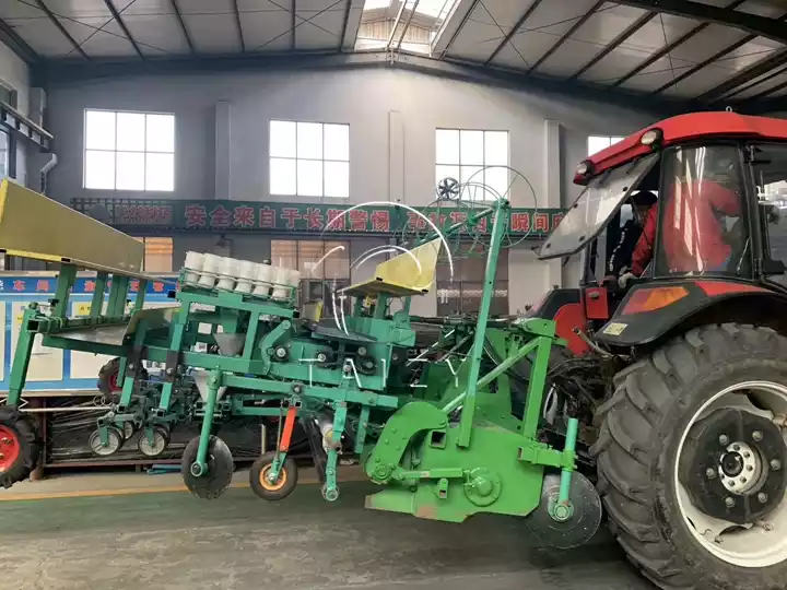 Se vende trasplantadora de hortalizas.