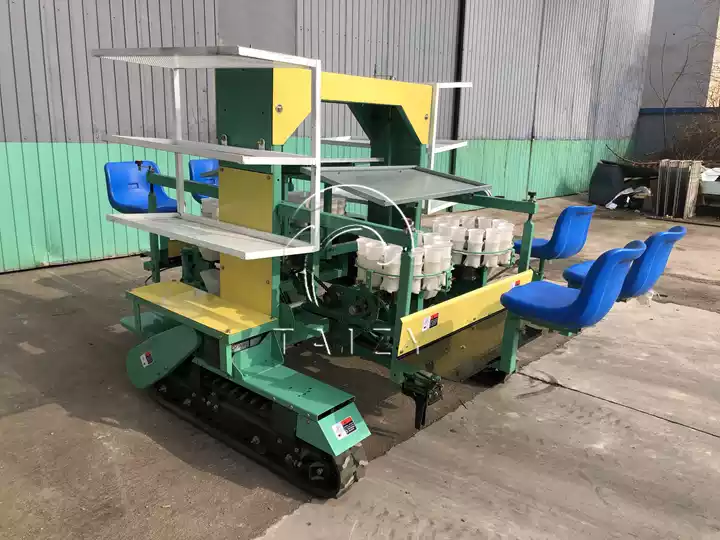 crawler type vegetable transplanting machine