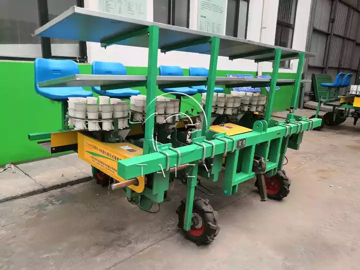 towed transplanter for vegetable seedlings